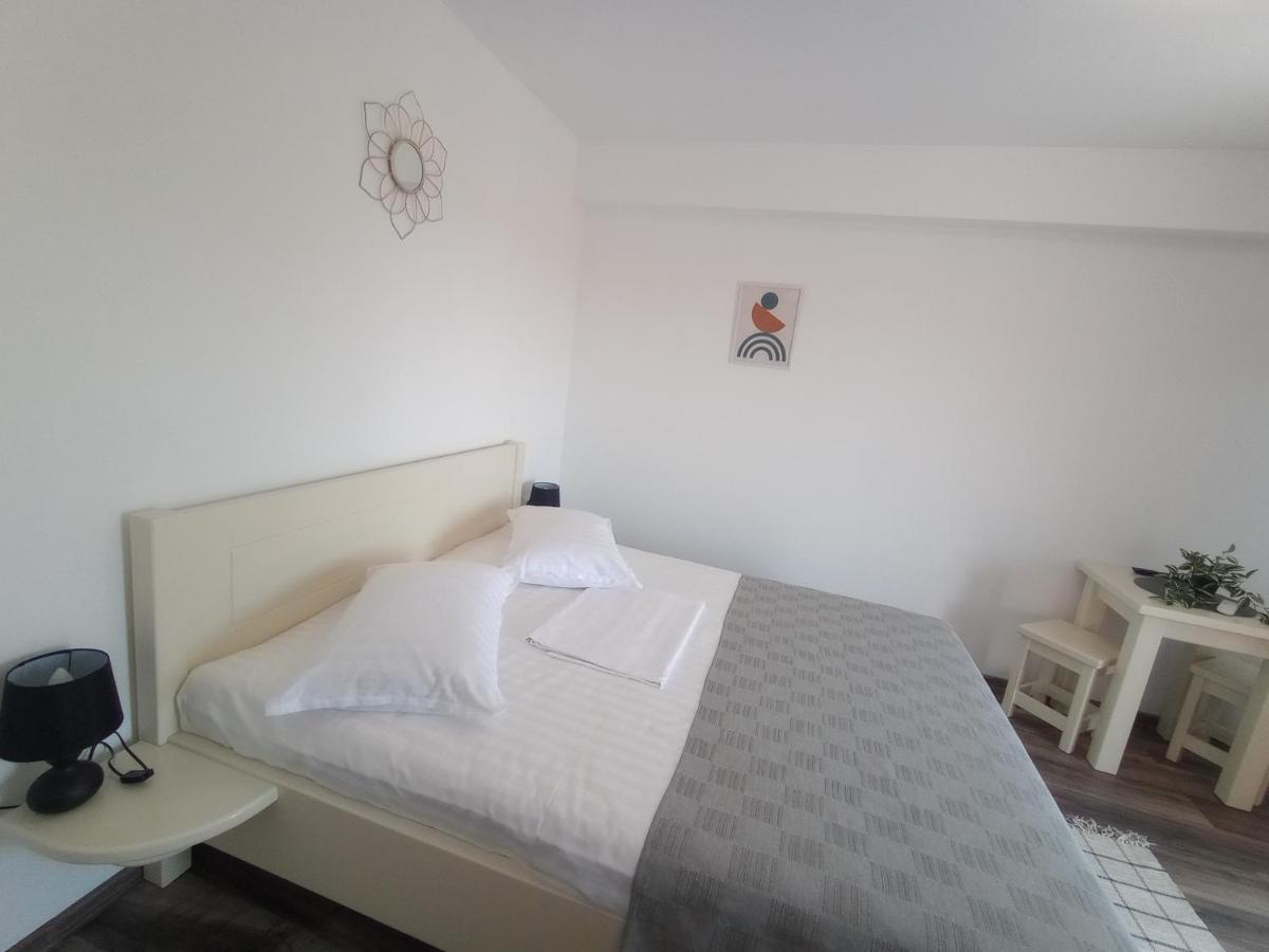 Pestele Ca Odinioara Farm stay *