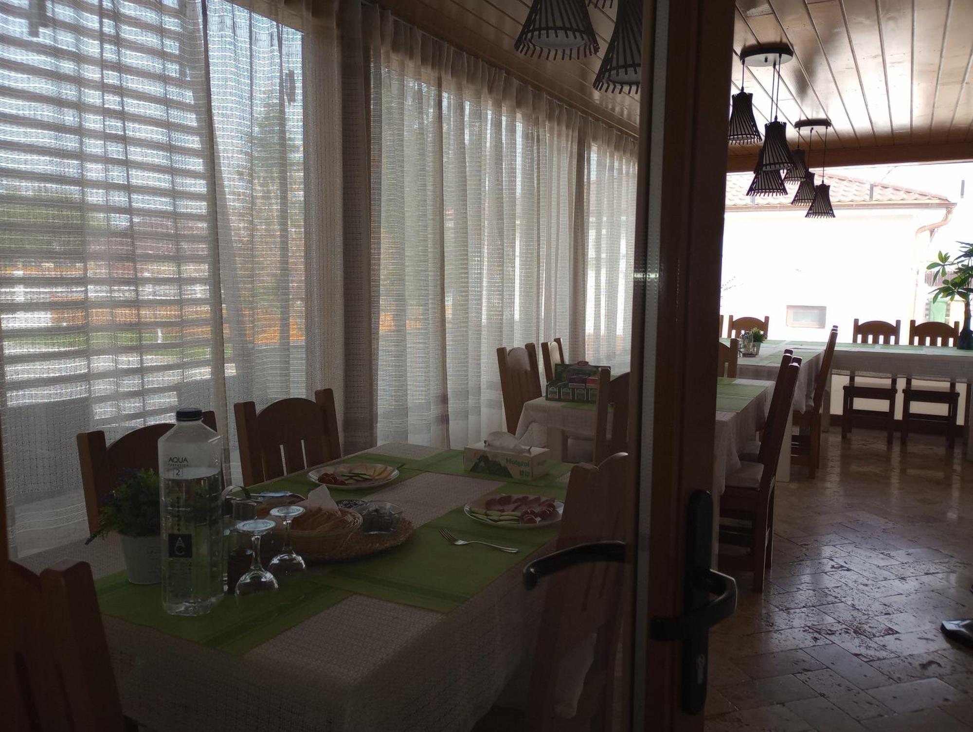 Pestele Ca Odinioara Farm stay *